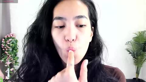 Snapshot of donnaa_drew chatting on November 4, 3:05 am Aura online show from November 4, 3:05 am