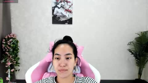 Snapshot of donnaa_drew chatting on November 5, 2:11 am Aura online show from November 5, 2:11 am