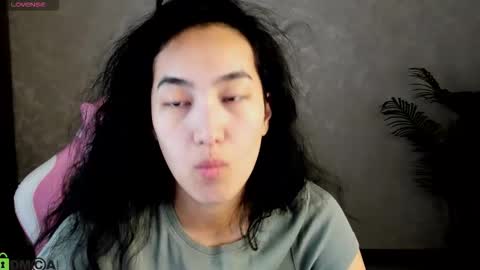 Snapshot of donnaa_drew chatting on November 18, 12:49 am Aura online show from November 18, 12:49 am