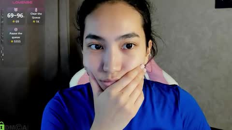 Snapshot of donnaa_drew chatting on November 25, 2:22 am Aura online show from November 25, 2:22 am