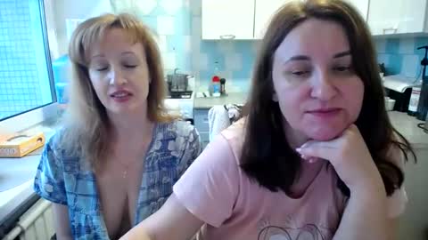 Snapshot of donnalimadonna chatting on December 2, 6:52 am Tatiana 43 curvy sexy body and Joanna redhead 39 years online show from December 2, 6:52 am