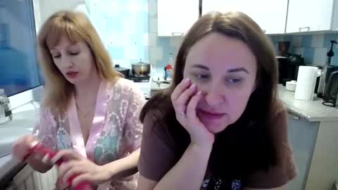 Snapshot of donnalimadonna chatting on December 9, 6:12 am Tatiana 43 curvy sexy body and Joanna redhead 39 years online show from December 9, 6:12 am