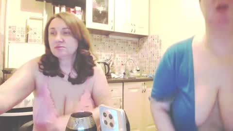 Snapshot of donnalimadonna chatting on January 15, 7:01 pm Tatiana 43 curvy sexy body and Joanna redhead 39 years online show from January 15, 7:01 pm