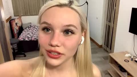 Stella online show from October 30, 5:35 pm