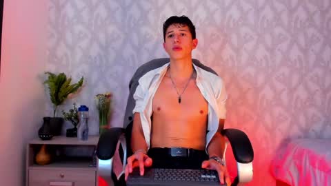 Snapshot of dorian_mystery chatting on January 15, 4:47 am dorian_mystery online show from January 15, 4:47 am