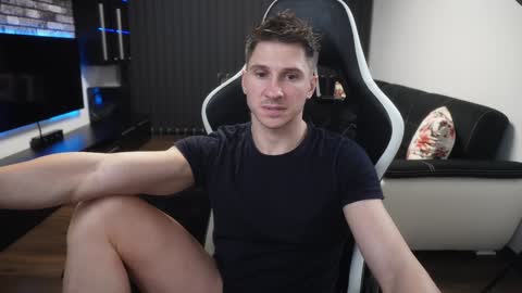 Dorian Reyes online show from December 18, 2:32 am