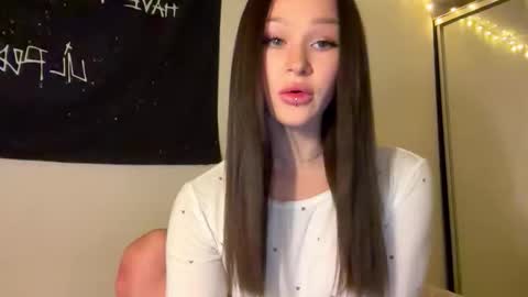 Snapshot of doublesees chatting on November 3, 1:34 pm MOLLYYYY dont forget to give me a thumb up online show from November 3, 1:34 pm