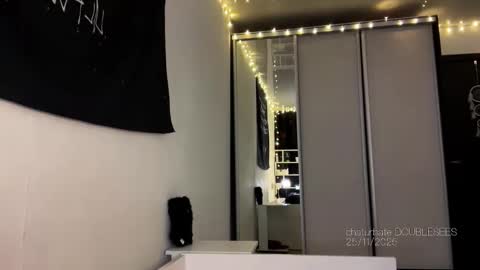 Snapshot of doublesees chatting on November 25, 9:31 am MOLLYYYY dont forget to give me a thumb up online show from November 25, 9:31 am