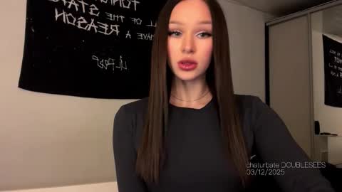 Snapshot of doublesees chatting on December 3, 2:59 pm MOLLYYYY dont forget to give me a thumb up online show from December 3, 2:59 pm