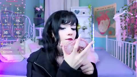 Snapshot of draculaura_ chatting on February 12, 7:02 pm Draculaura online show from February 12, 7:02 pm