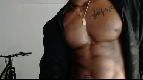 Snapshot of drake_brown_23 chatting on May 15, 1:18 pm Drake 23 online show from May 15, 1:18 pm