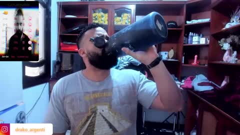 Snapshot of drako_argenti_ chatting on December 7, 3:52 pm Drako online show from December 7, 3:52 pm