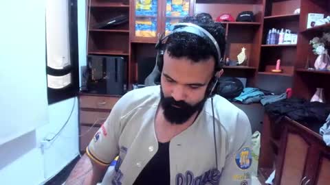 Snapshot of drako_argenti_ chatting on December 22, 9:09 pm Drako online show from December 22, 9:09 pm