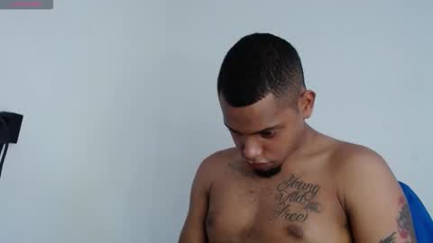 Snapshot of drako_monstercock chatting on October 28, 8:33 pm drako_monstercock online show from October 28, 8:33 pm