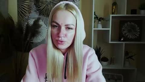 dream_dolly_ online show from October 14, 1:01 pm