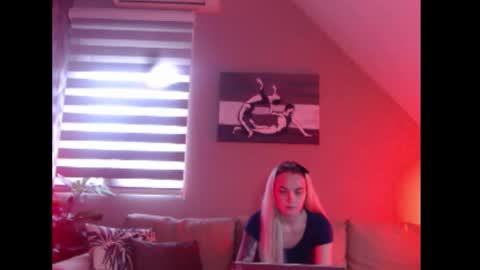 A girl online show from December 1, 7:57 am