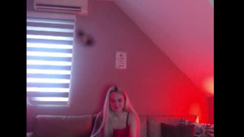 A girl online show from January 19, 8:07 am