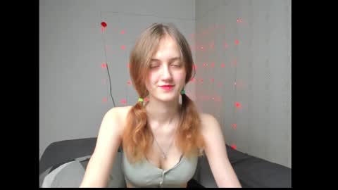 Snapshot of dreamy_pollyyy chatting on March 24, 3:28 pm dreamy_pollyyy online show from March 24, 3:28 pm