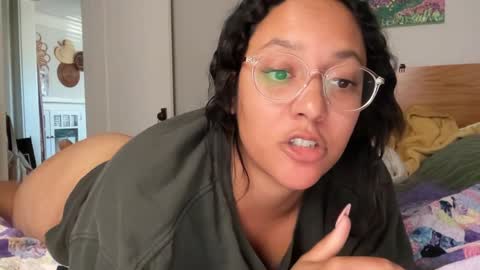 RIRI OR DREAMY online show from February 5, 8:14 pm