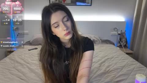 Snapshot of drippinsoprettyo_o chatting on November 21, 8:46 am Emily online show from November 21, 8:46 am