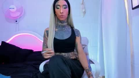 drippyorlove online show from November 10, 7:35 pm