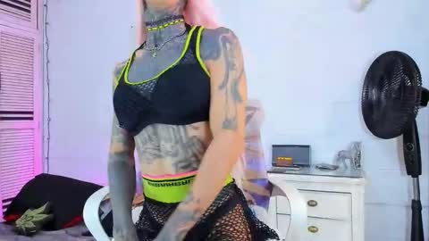 drippyorlove online show from April 20, 7:04 pm