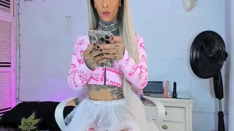 drippyorlove online show from April 22, 7:48 pm