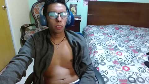 Snapshot of dtwink0310 chatting on November 11, 2:33 am David online show from November 11, 2:33 am