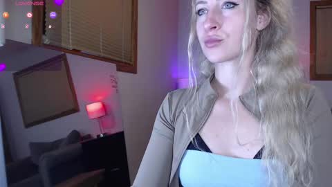 Snapshot of dualipa_unseen chatting on September 9, 6:02 am dualipa_unseen online show from September 9, 6:02 am