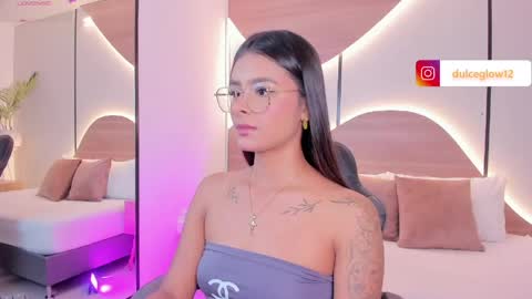 Snapshot of dulce_glow_ chatting on April 30, 1:56 am D U L C E online show from April 30, 1:56 am