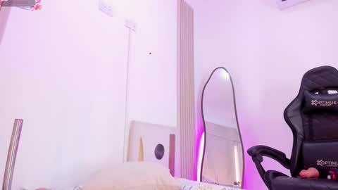 dulcelola_ online show from March 21, 2:42 pm