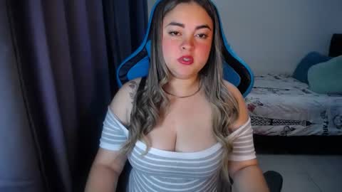 Snapshot of dumont_model chatting on February 2, 9:40 am Nicole online show from February 2, 9:40 am