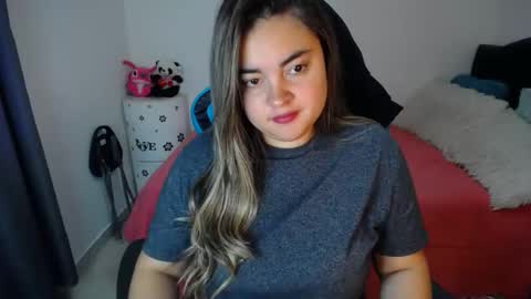 Snapshot of dumont_model chatting on March 6, 8:37 pm Nicole online show from March 6, 8:37 pm