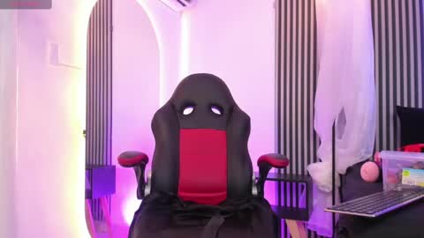 Snapshot of duriel_ chatting on February 11, 12:27 pm Duriel online show from February 11, 12:27 pm