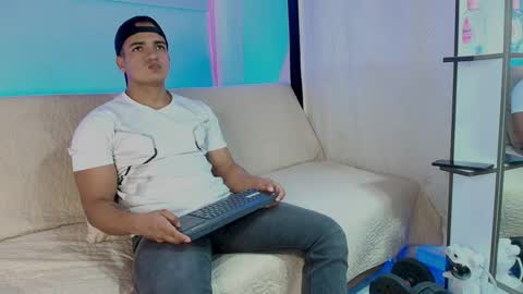 dwayne_esteven10 online show from June 1, 7:59 pm