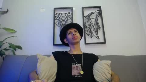 Snapshot of dylan_scotts chatting on October 1, 8:15 pm dylan_scotts online show from October 1, 8:15 pm