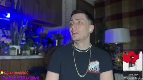 Snapshot of dylandaniel69 chatting on December 24, 11:33 pm Dylan Daniel 7.8 online show from December 24, 11:33 pm