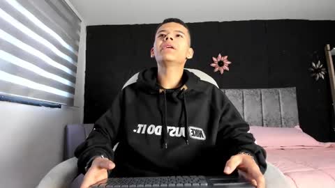 dylanroyce_ online show from March 28, 12:38 pm