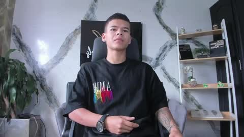 dylanroyce_ online show from April 5, 12:35 pm