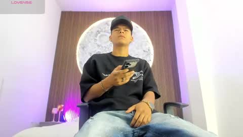 dylanroyce_ online show from April 20, 12:52 pm