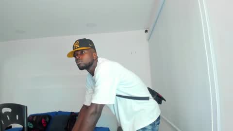 Snapshot of dylantaylor_1 chatting on February 8, 10:18 am Dylan Taylor online show from February 8, 10:18 am