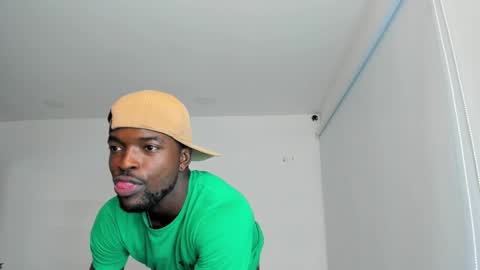 Snapshot of dylantaylor_1 chatting on February 19, 3:39 am Dylan Taylor online show from February 19, 3:39 am