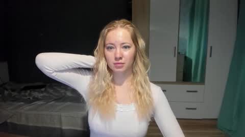 Snapshot of e___lisa chatting on December 18, 8:20 am fansly - yourbestbaby online show from December 18, 8:20 am