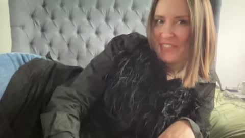 Nadia Ferreira  online show from December 5, 12:55 pm