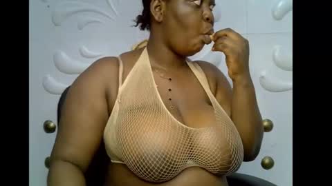 Snapshot of ebony_plumx12 chatting on November 21, 7:56 pm Prisy online show from November 21, 7:56 pm