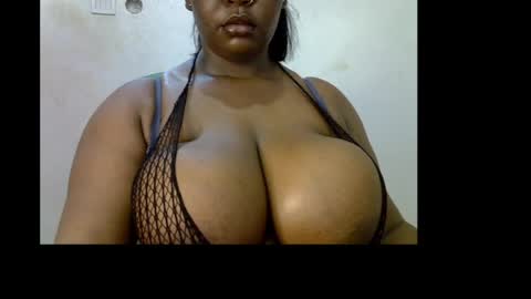 Snapshot of ebony_plumx12 chatting on May 4, 7:32 pm Prisy online show from May 4, 7:32 pm