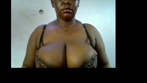Snapshot of ebony_plumx12 chatting on May 16, 10:36 am Prisy online show from May 16, 10:36 am
