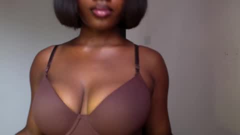 Snapshot of ebony_pussy98 chatting on April 29, 11:03 am delilah online show from April 29, 11:03 am