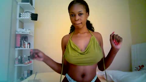 Snapshot of ebonytanqueen chatting on June 16, 1:52 am ebonytanqueen online show from June 16, 1:52 am
