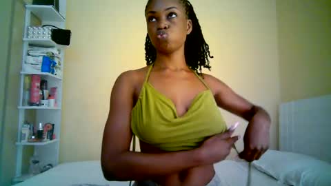Snapshot of ebonytanqueen chatting on June 30, 4:35 am ebonytanqueen online show from June 30, 4:35 am